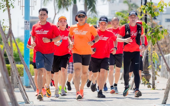 Giải chạy bộ cự ly 19,3 km do Luật sư Phạm Thành Long tổ chức tại Nha Trang với sự tham gia của gần 50 doanh nhân trẻ 